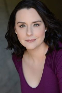 Kate Kneeland interpreta Coach Hughes