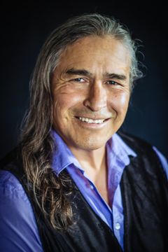 Wayne Charles Baker interpreta Oré