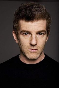 Dan Herzberg interpreta Paulo