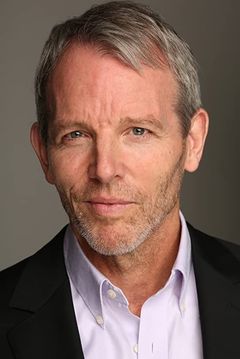 Stephen Bogardus interpreta Roger