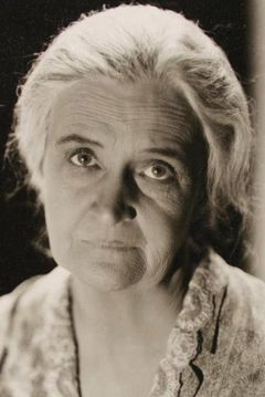Mary Carr interpreta Old Woman with Letter