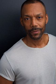 T. Oliver Reid interpreta Esquire #2 (as Timothy Oliver Reid)