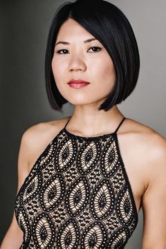 Rebecca Yeo interpreta Concierge Savoy