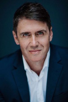 Jack Finsterer interpreta Victor Petrov