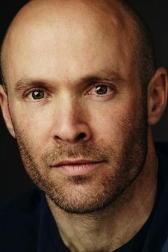 Aaron Roman Weiner interpreta Cop (uncredited)