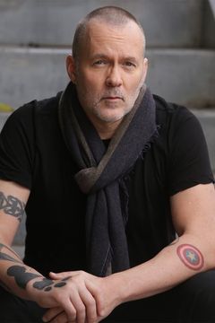 Chris McKay interpreta Larry the Barista (voice)