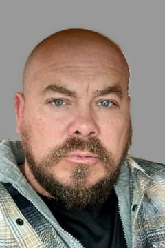 Freddy Martinez interpreta Thug (uncredited)