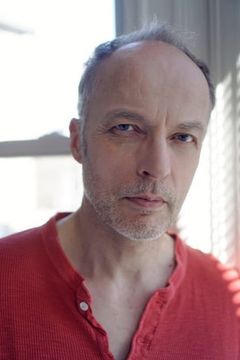 John Pirkis interpreta Lewis Horne