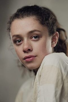 Isis Hainsworth interpreta Elizabeth Martin