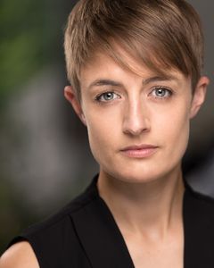 Hannah Chalmers interpreta Sinead