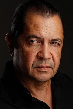 Santos Caraballo interpreta Tommy Bahama Type (uncredited)