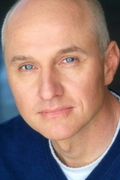 John Prosky interpreta Male Commentator