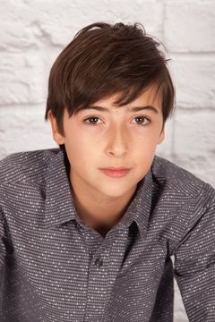 Aymeric Jett Montaz interpreta Jerry Baynard
