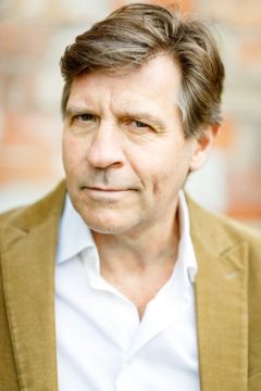 Mike Davies interpreta Antony Graver