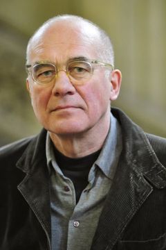 Hanns Zischler interpreta Engelbert Rath