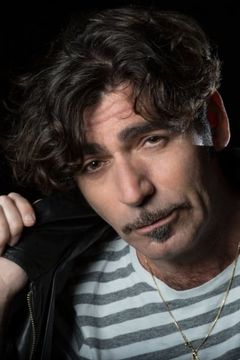 Roberto Rondelli interpreta Renato Corsi