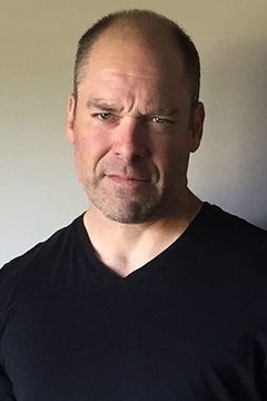 Jeff Baird interpreta Swat Team (uncredited)