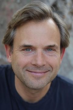 Stephen Mailer interpreta Baldwin