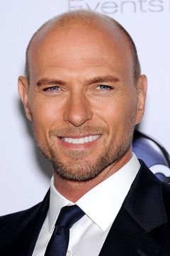 Luke Goss interpreta Red