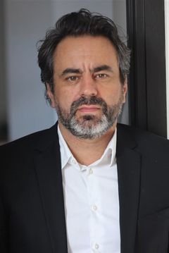 Vincent Primault interpreta Philippe Dejax