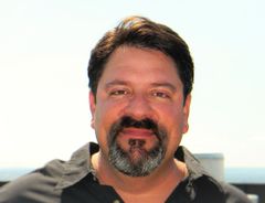 Adam Sietz interpreta Vince