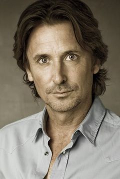 Timothy Balme interpreta Paul