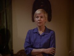 Barbara Collentine interpreta Mrs. Smith