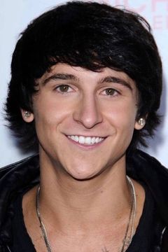 Mitchel Musso interpreta Oliver Oken