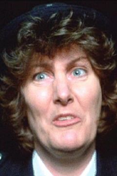 Susan Beresford interpreta Mrs. Mountchessington