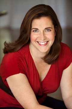 Kelli Clevenger interpreta Paramedic (uncredited)