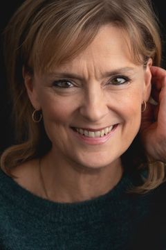 Marie Richardson interpreta Karin