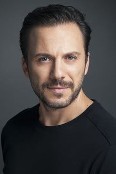 Serkan Altunorak interpreta Bülent