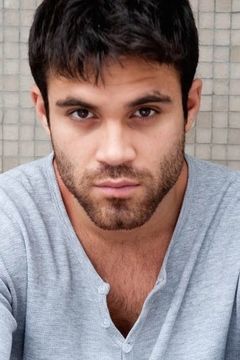 Deniz Arora interpreta Mario Kapino