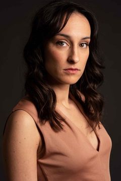 Raquel Cipriano interpreta (Uncredited)