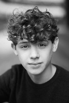 Ethan Rouse interpreta Max Wishbone (voice)