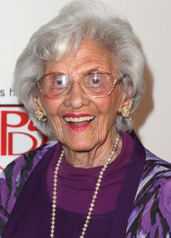 Connie Sawyer interpreta Elderly Lady