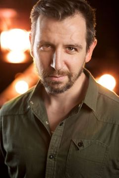 Matt Fowler interpreta Ronnie