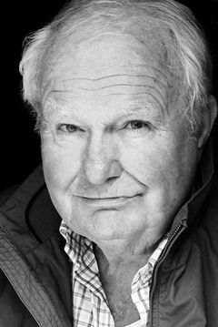 Shane Rimmer interpreta Ambassador Larry Smith