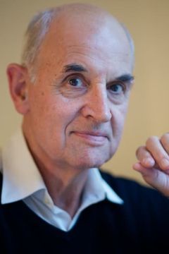 Jonathan Elsom interpreta Priest