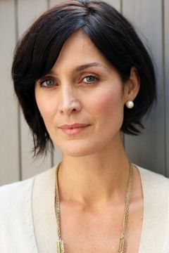 Carrie-Anne Moss interpreta Cmdr. Kate Bowman