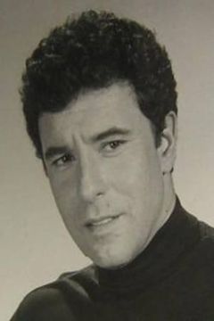Nico Minardos interpreta DeLeon