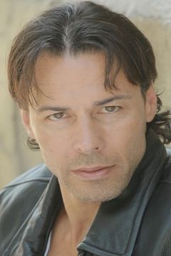 Richard Cetrone interpreta Pierce