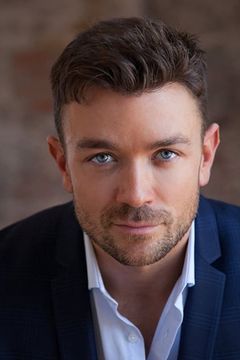 Emrhys Cooper interpreta Stag
