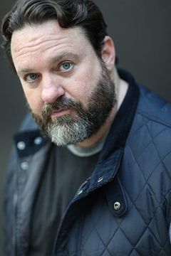 Christopher Robin Miller interpreta Gale