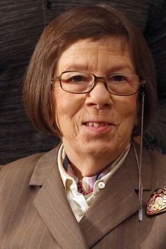 Linda Hunt interpreta Henrietta