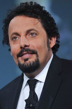 Enrico Brignano interpreta Angelo Cerioni