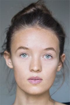 Oriana Gordon interpreta Lady Sarah Chatto