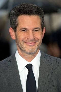 Simon Kinberg interpreta Investment Banker #1