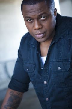 Derrick L. McMillon interpreta Ron Sweeney