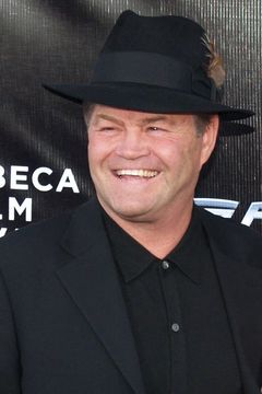 Micky Dolenz interpreta Derek Allen